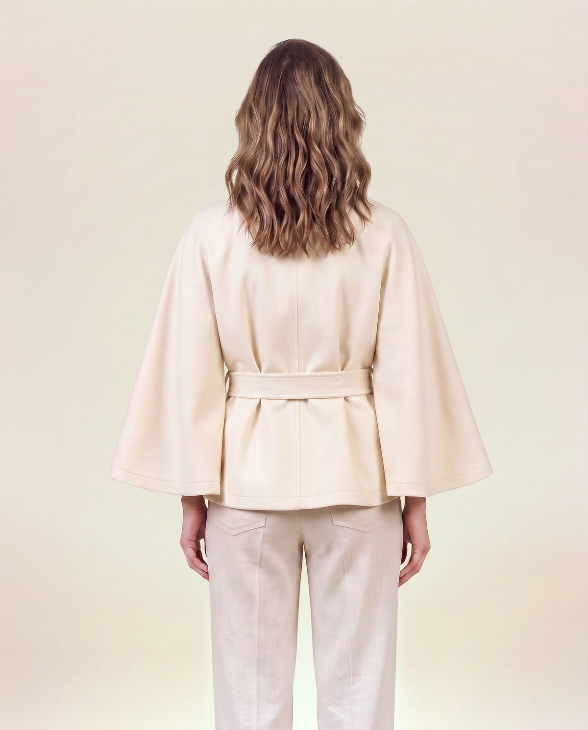 Manteau cape élégant pour femme VELENTI MODA en blanc cassé, col haut et tissu chaud, vue de dos.