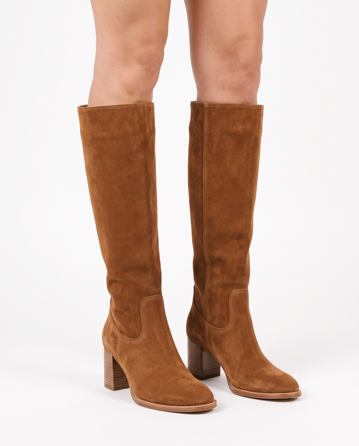 Bottes hautes en daim marron à talon carré, vue de face