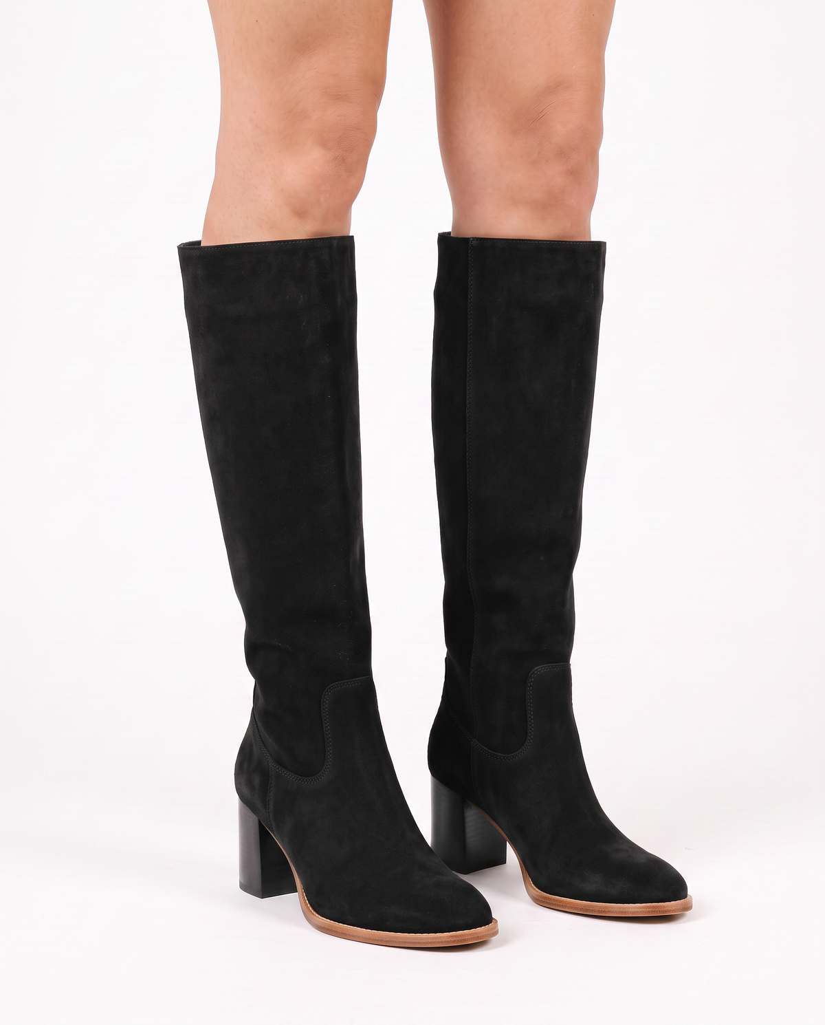 Bottes hautes en daim noir à talon carré, vue de face
