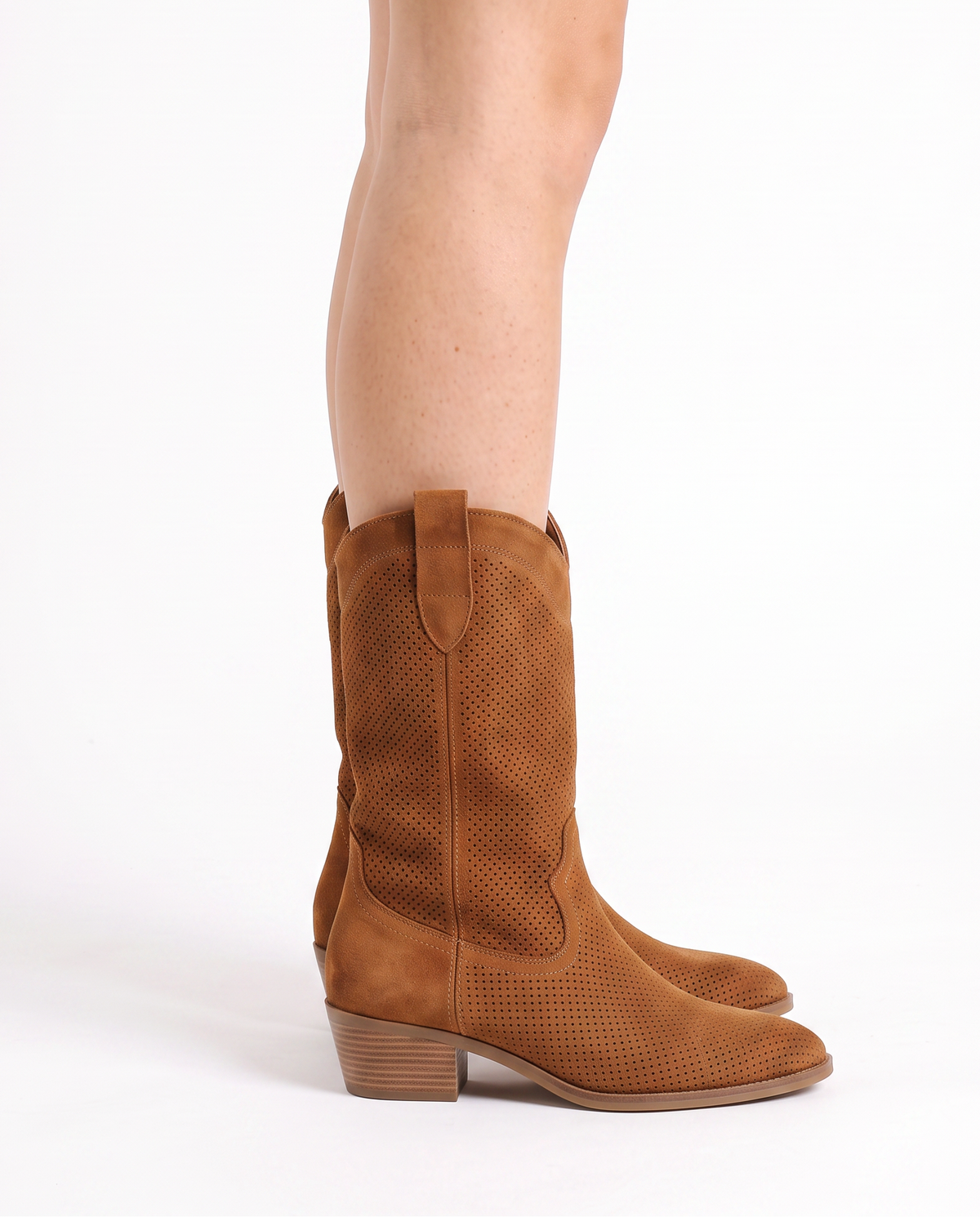 Bottes santiag en daim perforé brun, vue de profil