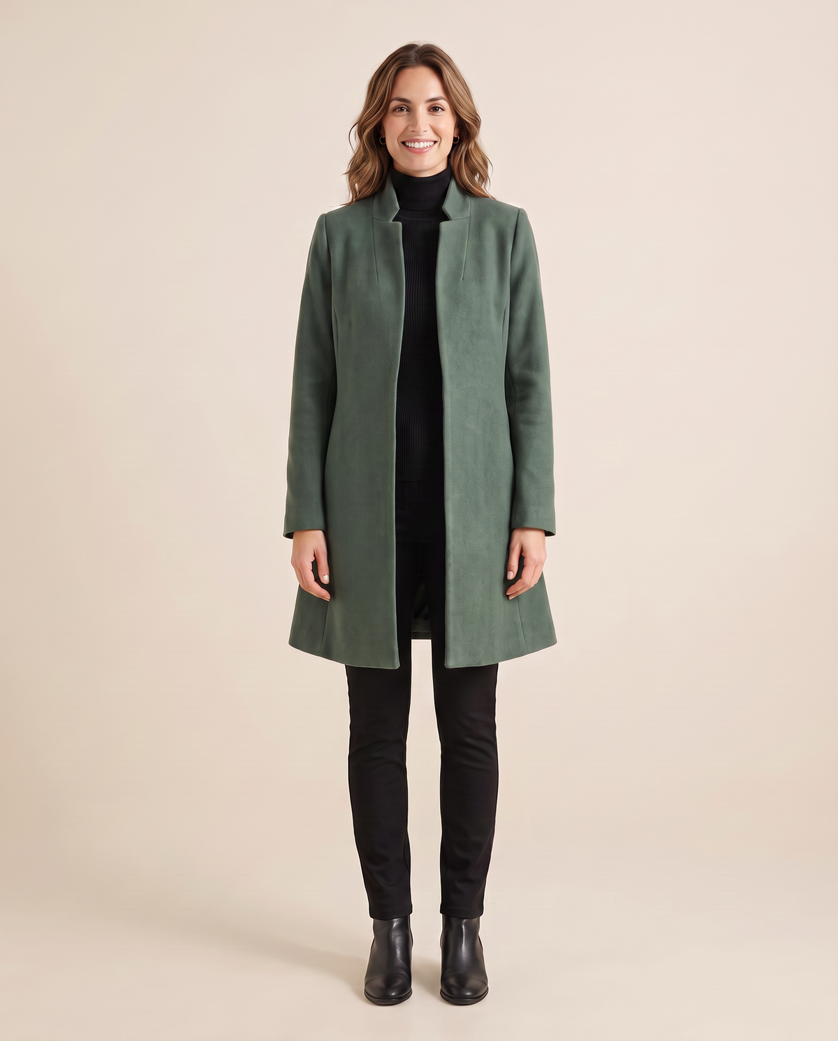 Manteau mi-long ouvert pour femme VELENTI MODA à col montant et revers, coloris vert, porté sur mannequin, vue de face.