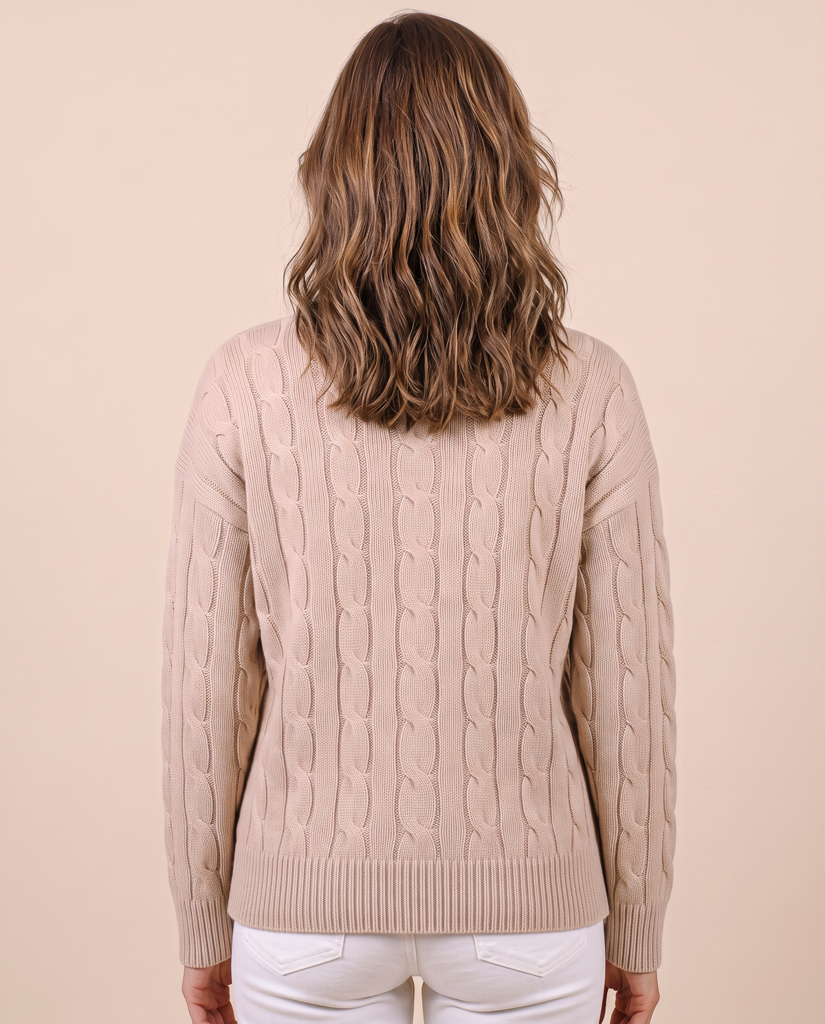 Pull en maille torsadée pour femme VELENTI MODA à col rond, coloris beige, vue de dos.