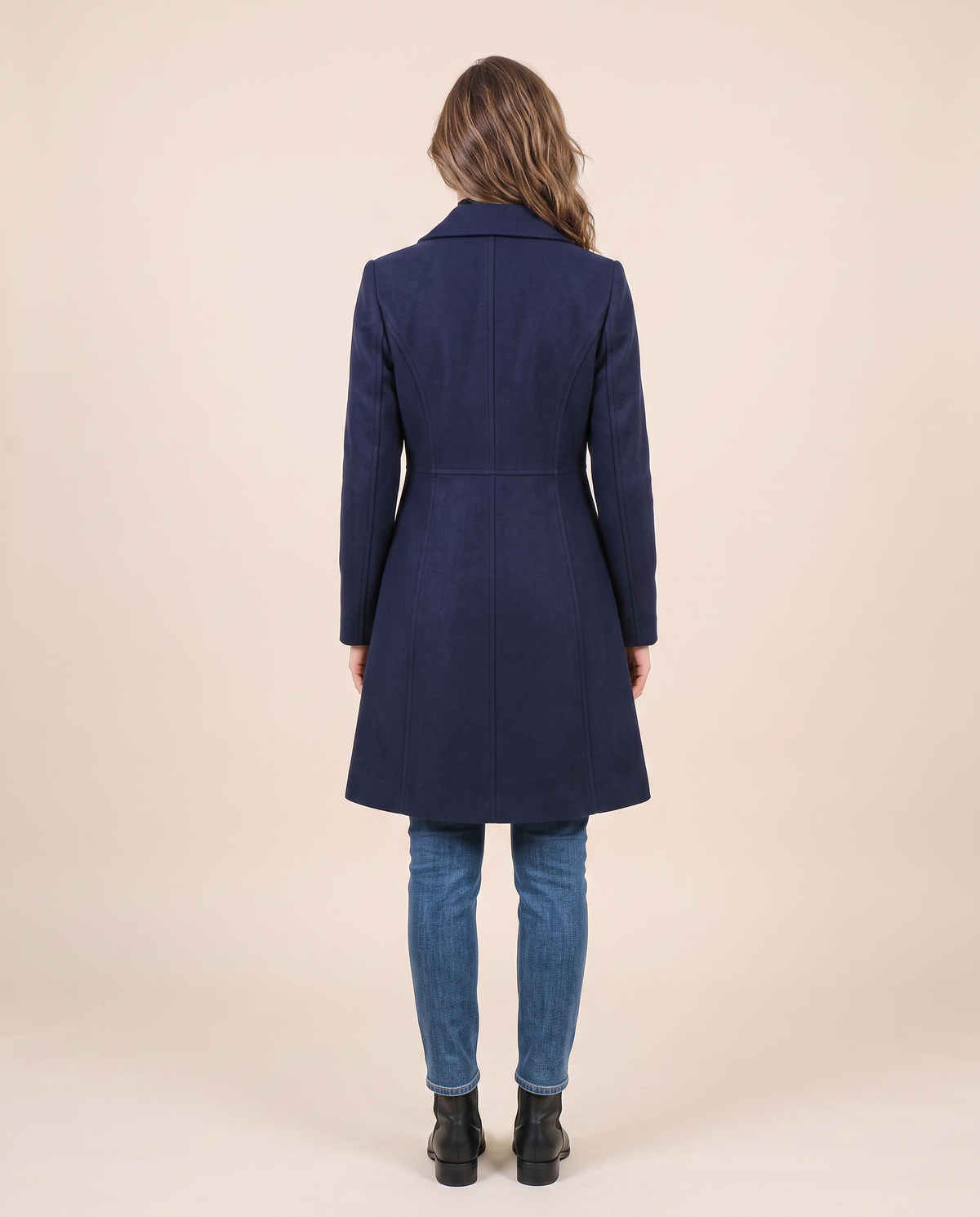 Manteau d'hiver cintré pour femme VELENTI MODA à simple boutonnage, coloris bleu marine, vue de dos.