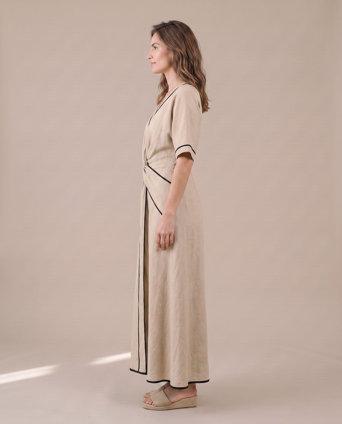 Robe longue d'été fluide à col V et passepoil noir, coloris beige, vue de profil