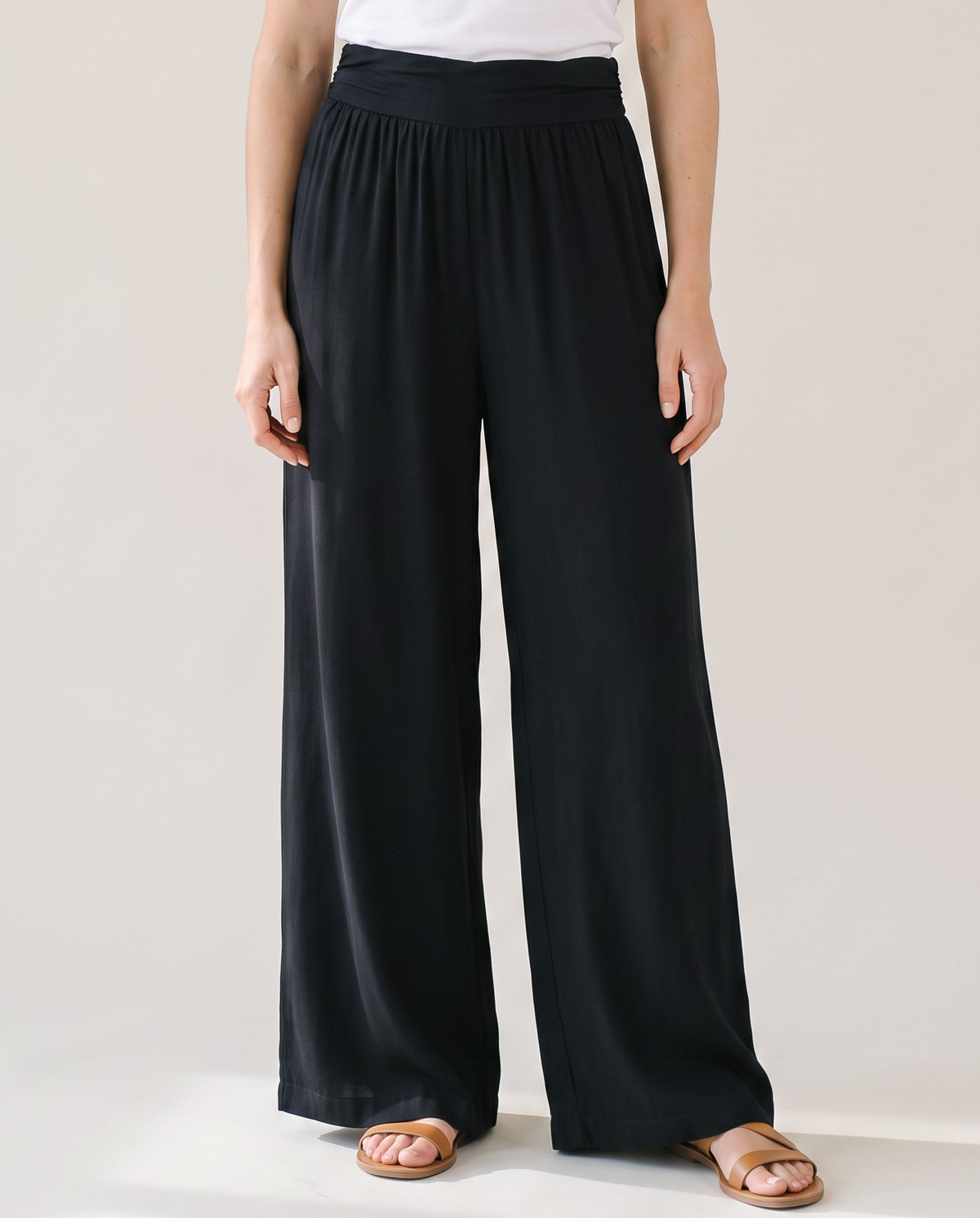 Pantalon large taille haute noir à taille élastique, vue de face
