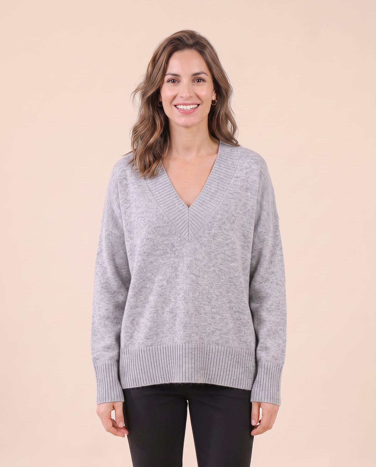 Pull en cachemire pour femme VELENTI MODA à col V et coupe ample, coloris gris, vue de face.