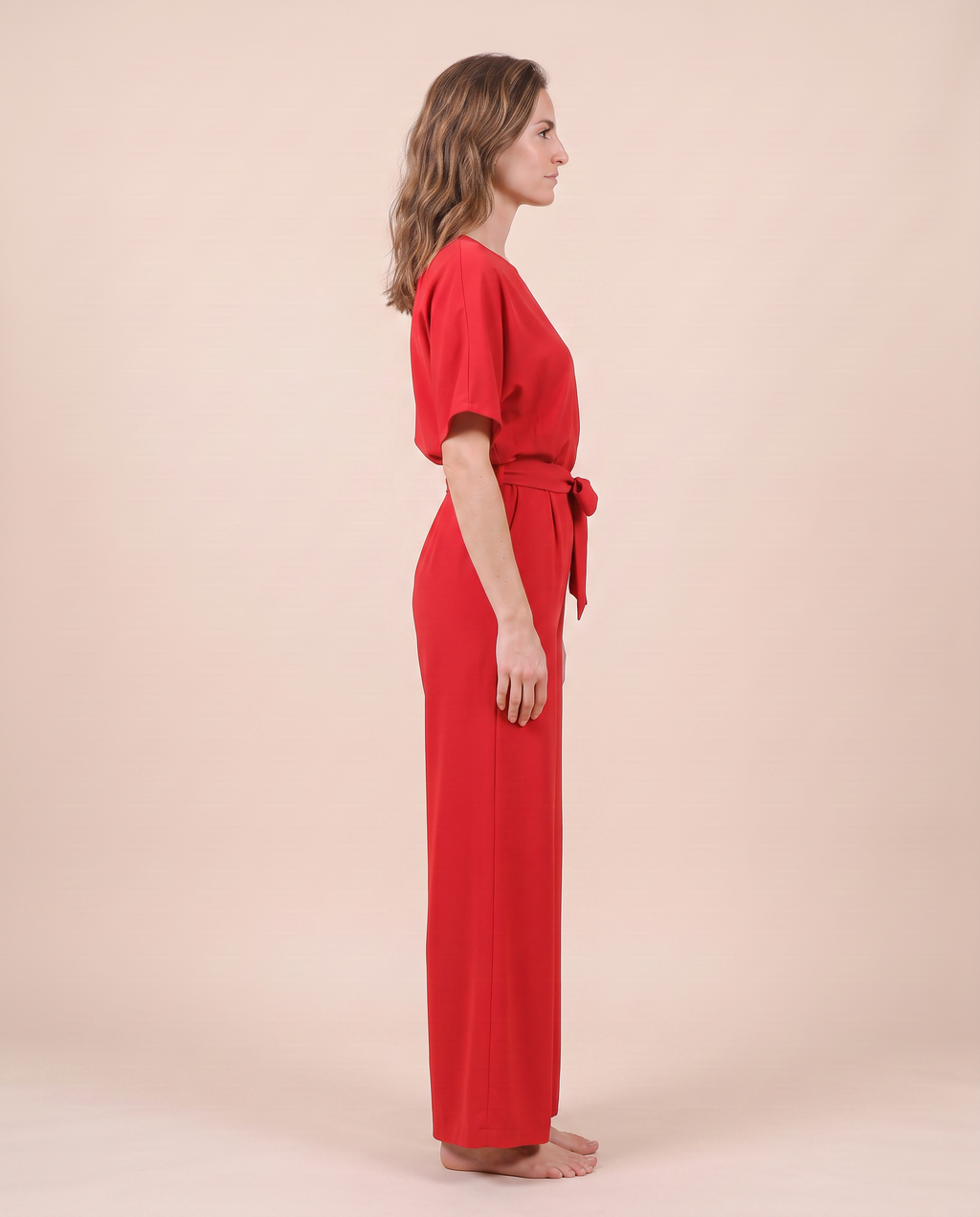 Combinaison pantalon large rouge, vue de profil