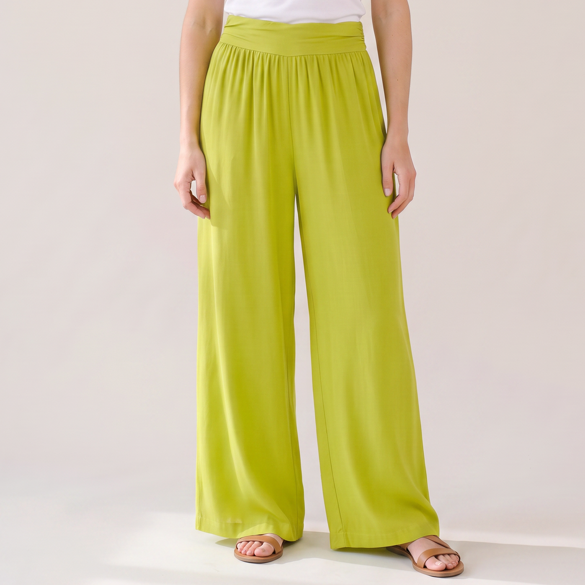 Pantalon large taille haute vert clair à taille élastique, vue de face