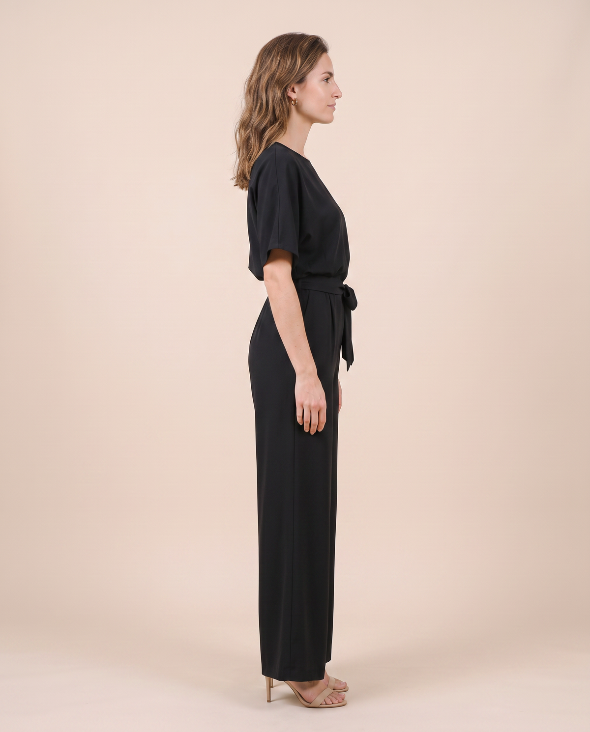Combinaison pantalon large noire, vue de profil