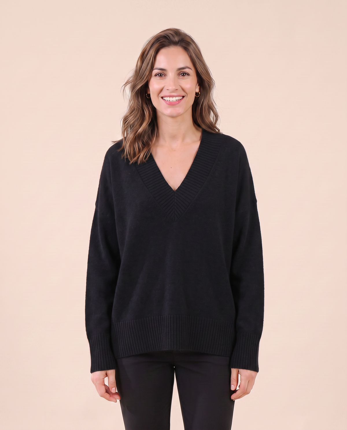 Pull en cachemire pour femme VELENTI MODA à col V et coupe ample, coloris noir, vue de face.
