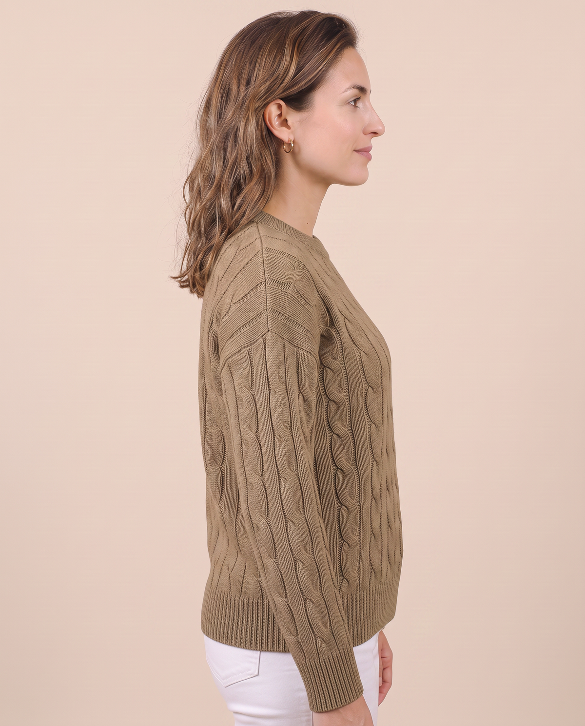 Pull en maille torsadée pour femme à col rond, coloris kaki, vue de profil.