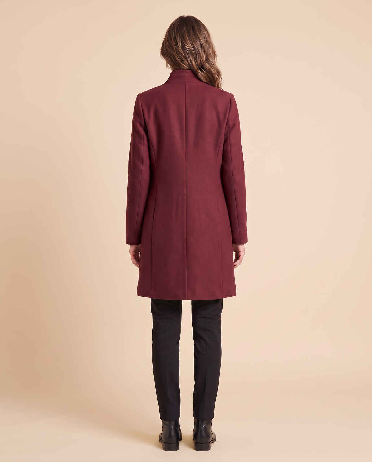 Manteau mi-long ouvert pour femme VELENTI MODA à col montant et revers, coloris bordeaux, vue de dos.
