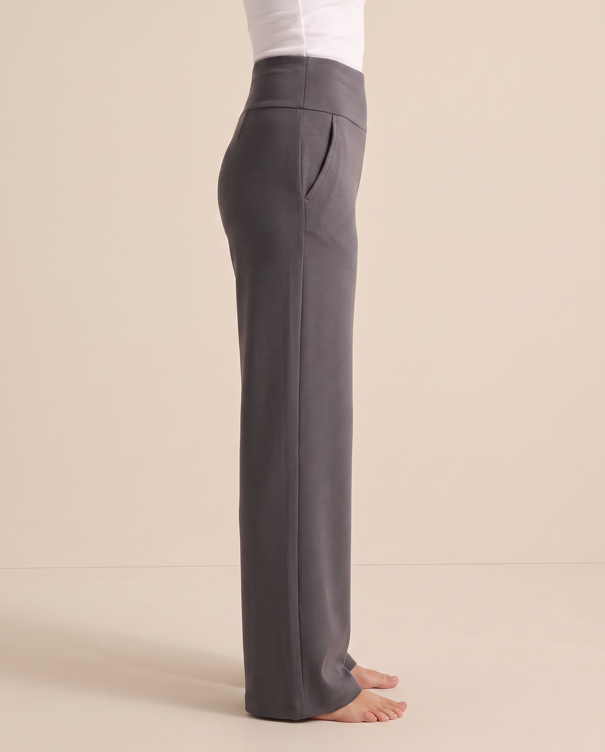 Pantalon taille haute à jambe large gris, vue de profil