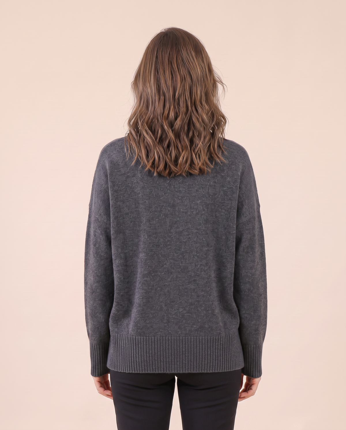 Pull en cachemire pour femme VELENTI MODA à col V et coupe ample, coloris gris foncé, vue de dos.