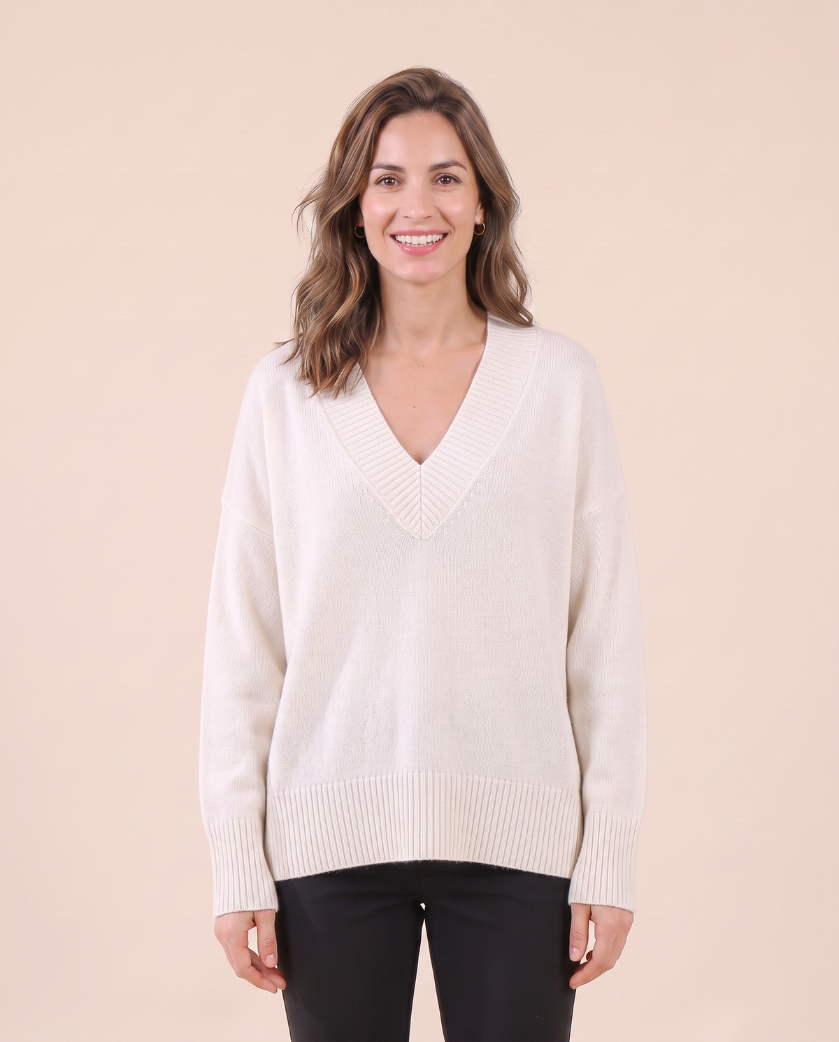 Pull en cachemire pour femme VELENTI MODA à col V et coupe ample, coloris blanc, vue de face.