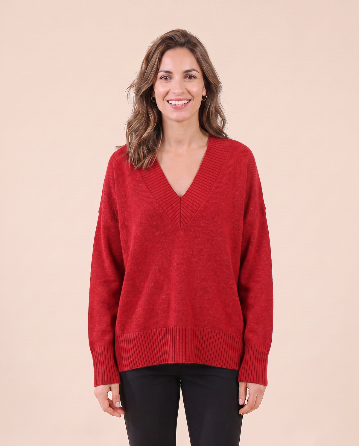 Pull en cachemire pour femme VELENTI MODA à col V et coupe ample, coloris rouge, vue de face.