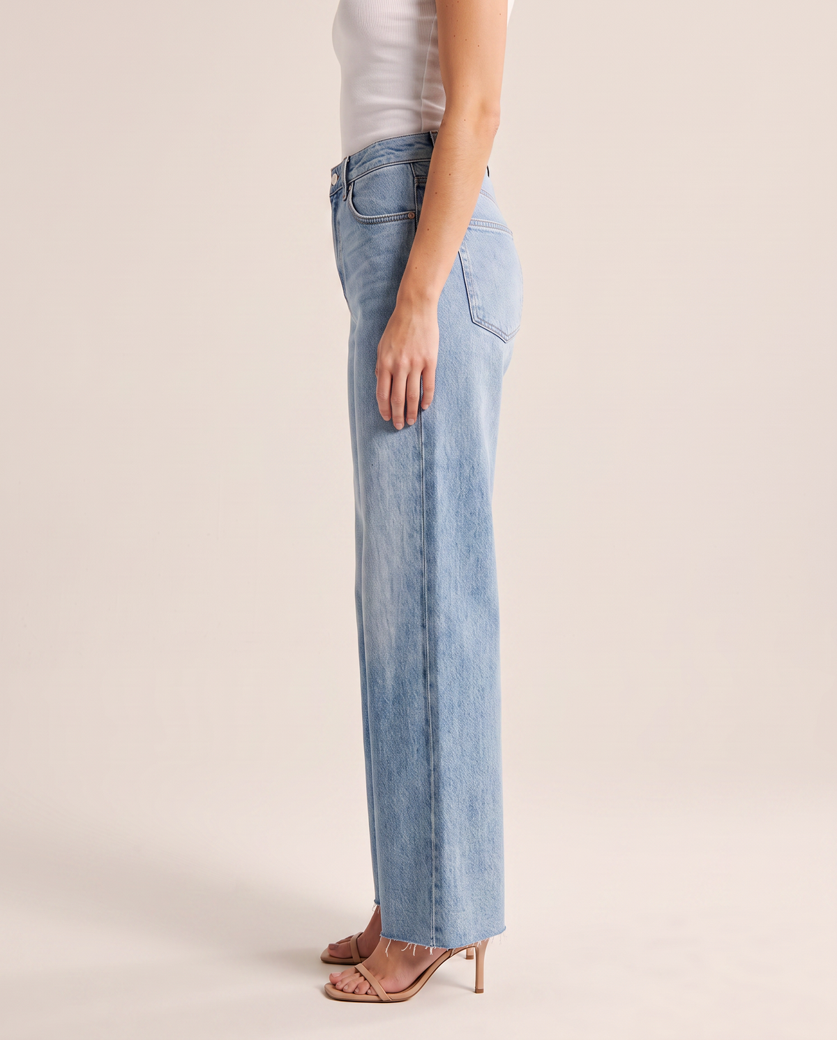 Jean large en denim délavé clair pour femme, vue de profil