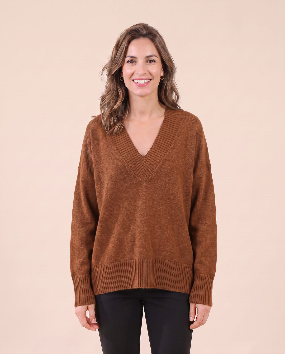 Pull en cachemire pour femme VELENTI MODA à col V et coupe ample, coloris brun, vue de face.