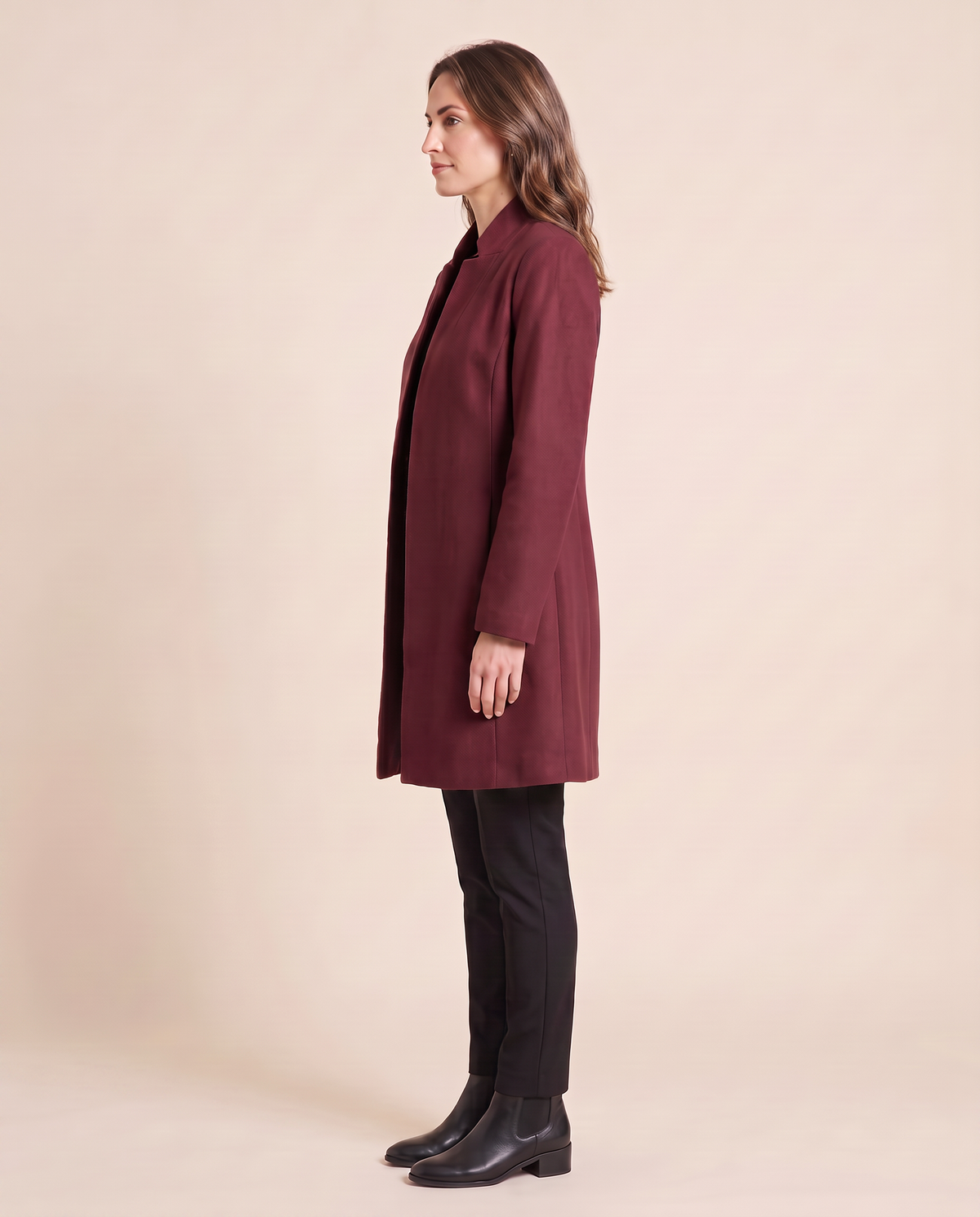Manteau mi-long ouvert pour femme VELENTI MODA à col montant et revers, coloris bordeaux, vue de profil.