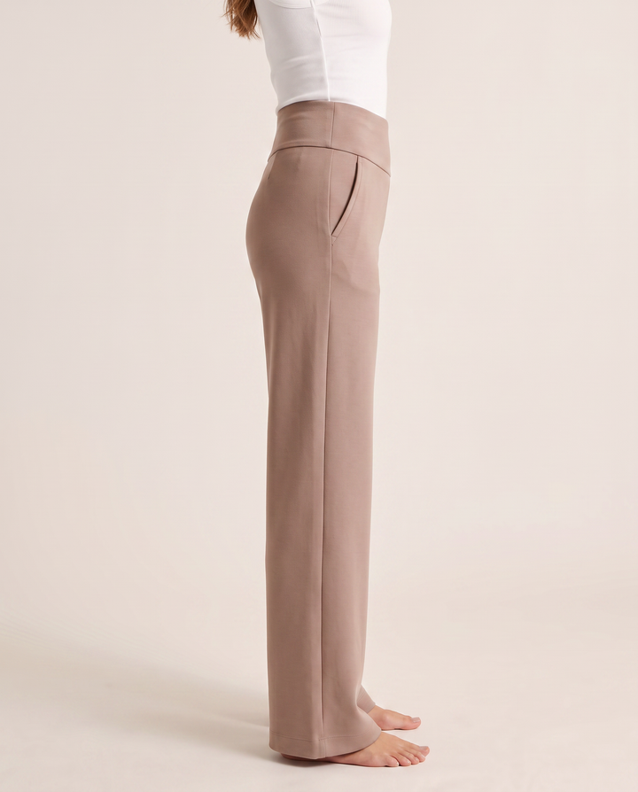 Pantalon taille haute à jambe large taupe, vue de profil