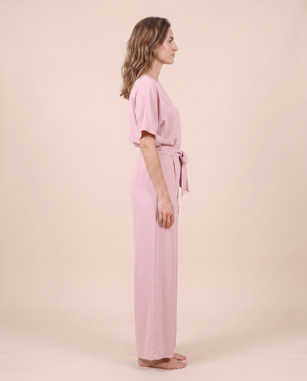 Combinaison pantalon large rose, vue de profil