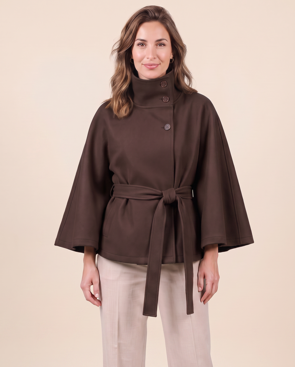 Manteau cape élégant pour femme VELENTI MODA à col haut, coupe fluide et ceinture, look hivernal sophistiqué.