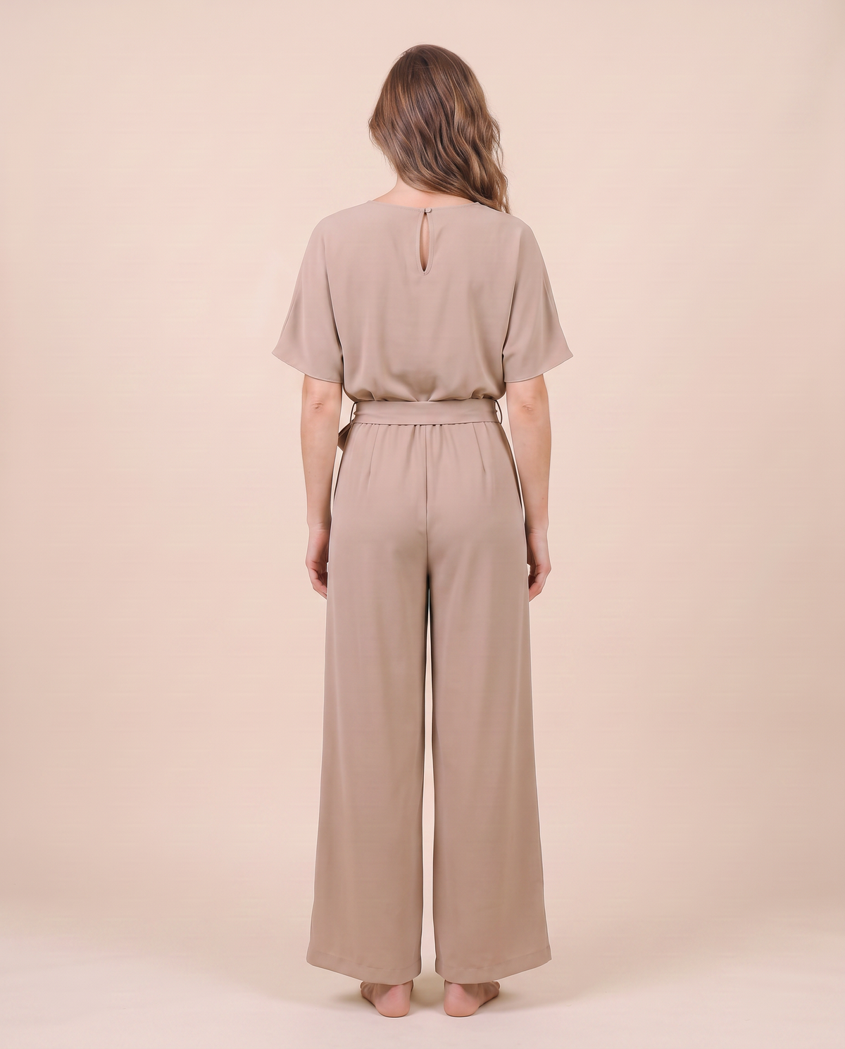 Combinaison pantalon large beige, vue de dos