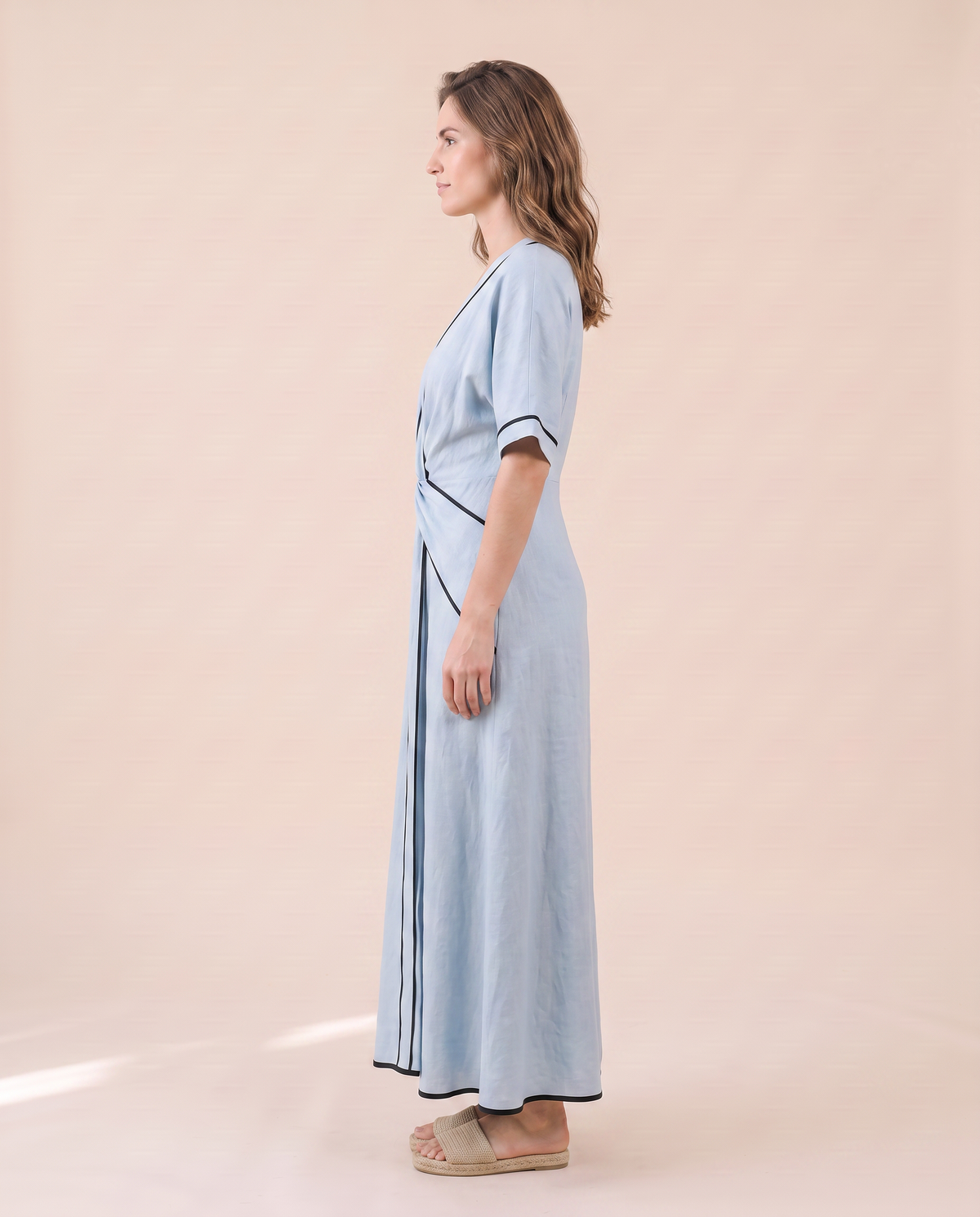 Robe longue d'été fluide à col V et passepoil noir, coloris bleu ciel, vue de profil
