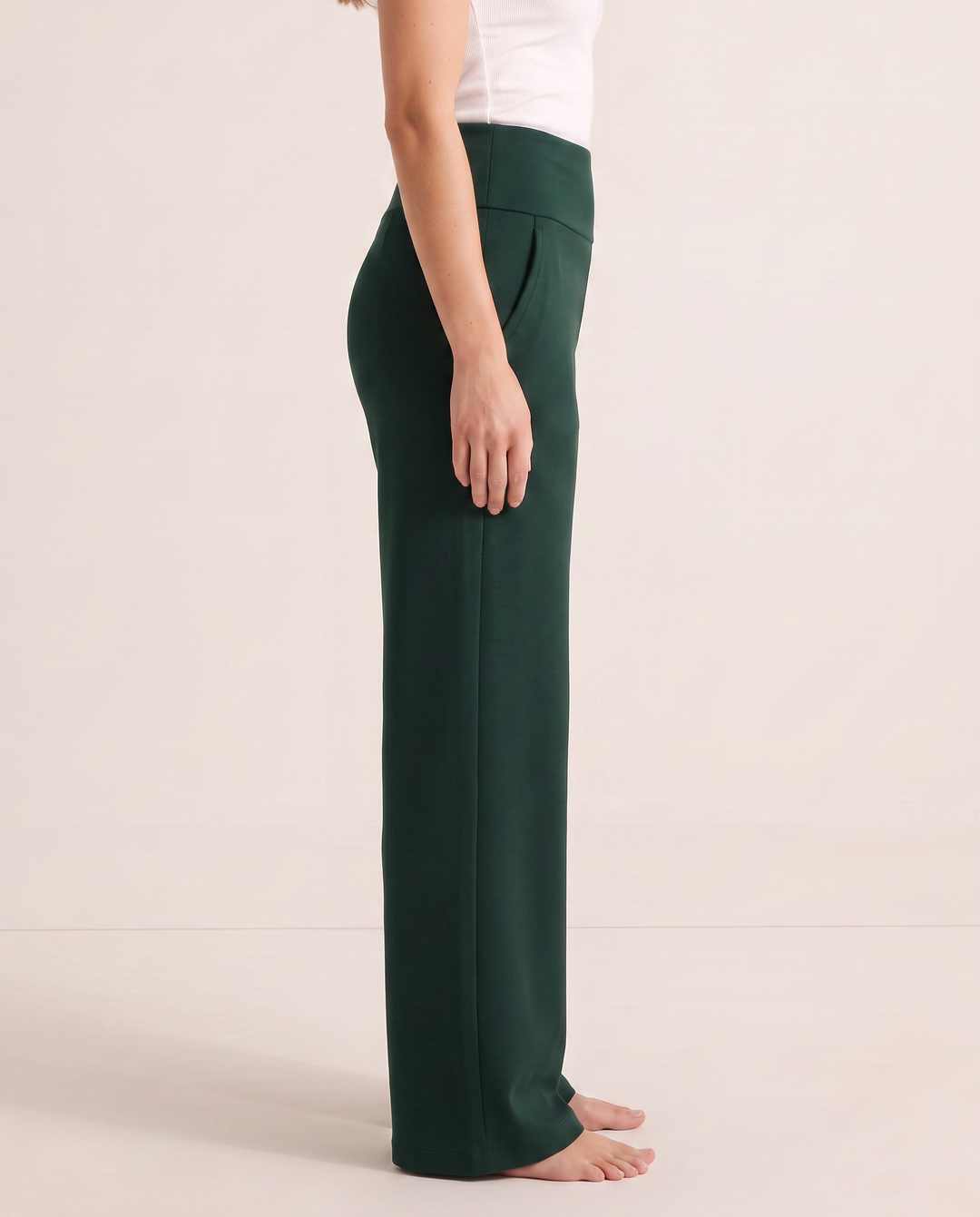 Pantalon taille haute à jambe large vert foncé, vue de profil