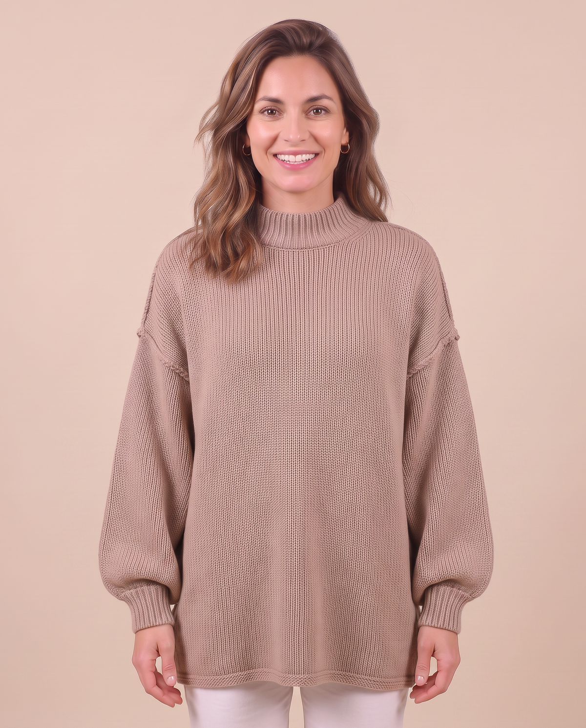 Pull femme oversize en maille côtelée à col montant, coloris beige taupe, vue de face.