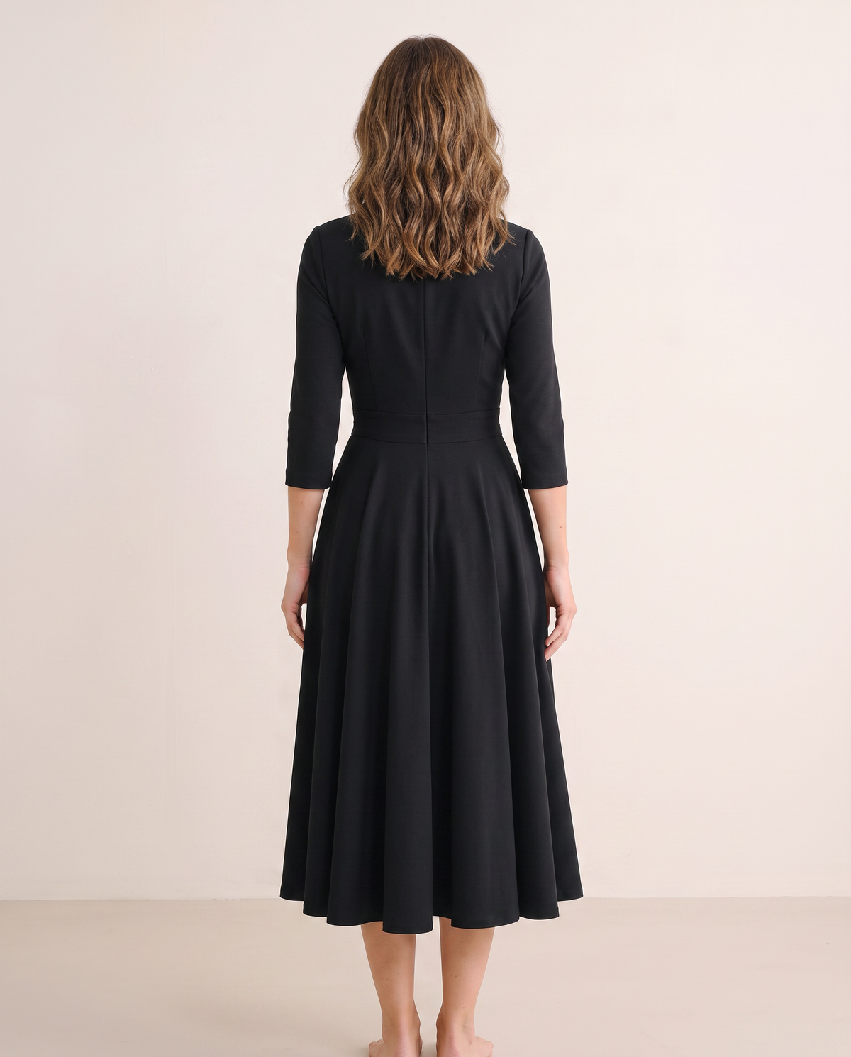 Robe midi cache-cœur noire, vue de dos