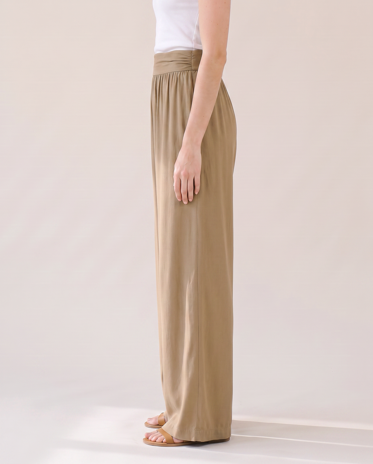 Pantalon large taille haute kaki, vue de profil