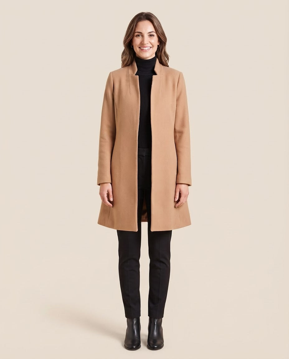 Manteau mi-long ouvert pour femme VELENTI MODA à col montant et revers, coloris caramel, porté sur mannequin, vue de face.