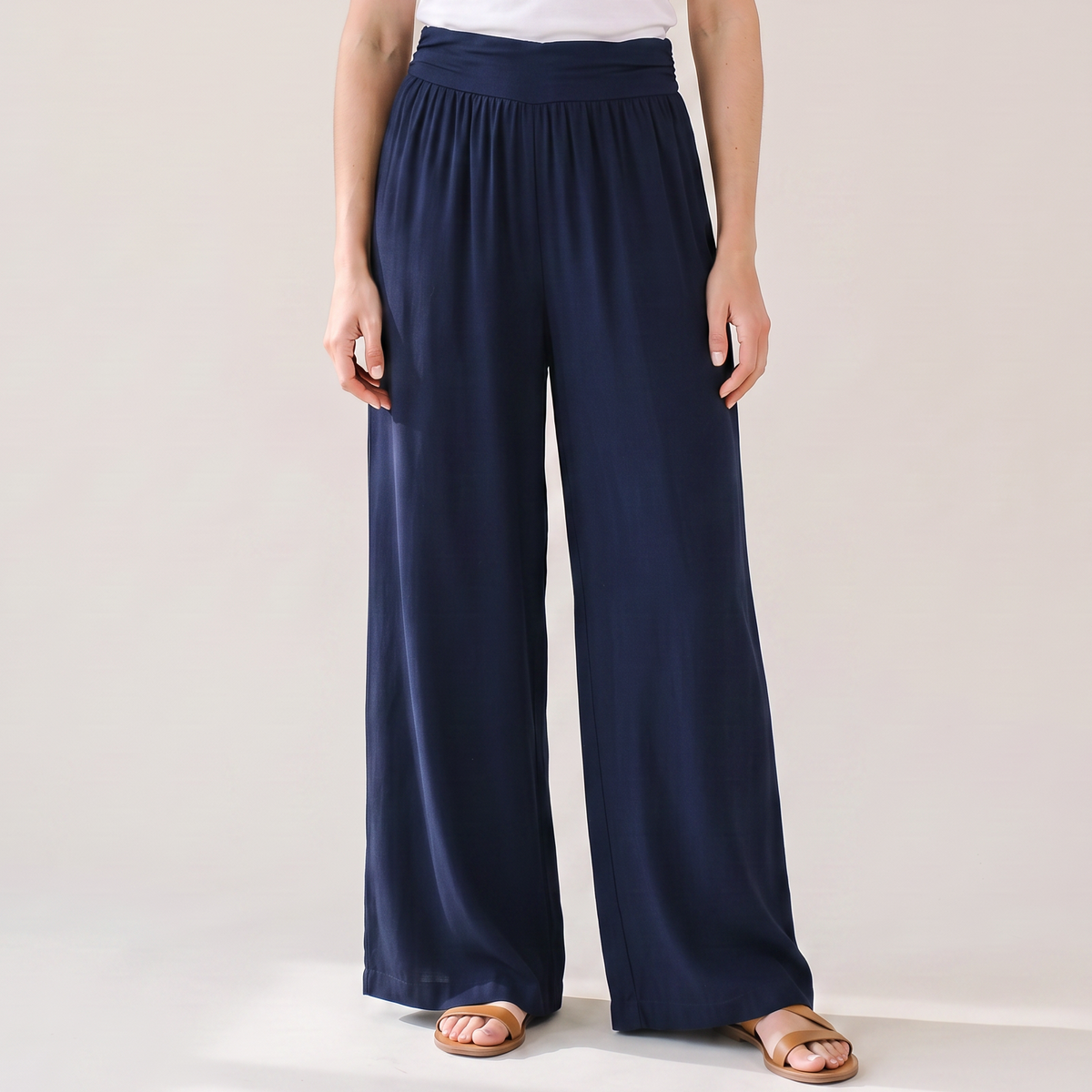 Pantalon large taille haute bleu marine à taille élastique, vue de face