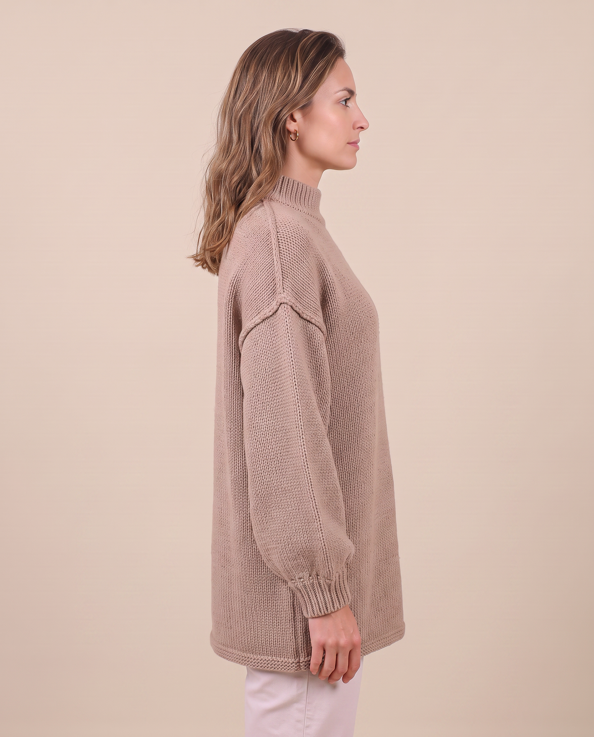 Pull femme oversize en maille côtelée à col montant, coloris beige taupe, vue de profil.