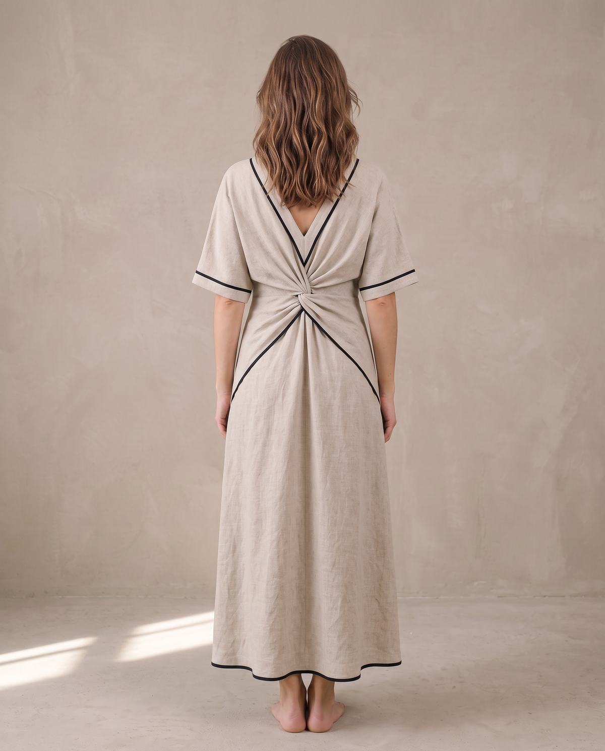 Robe longue d'été fluide à col V et passepoil noir, coloris beige, vue de dos