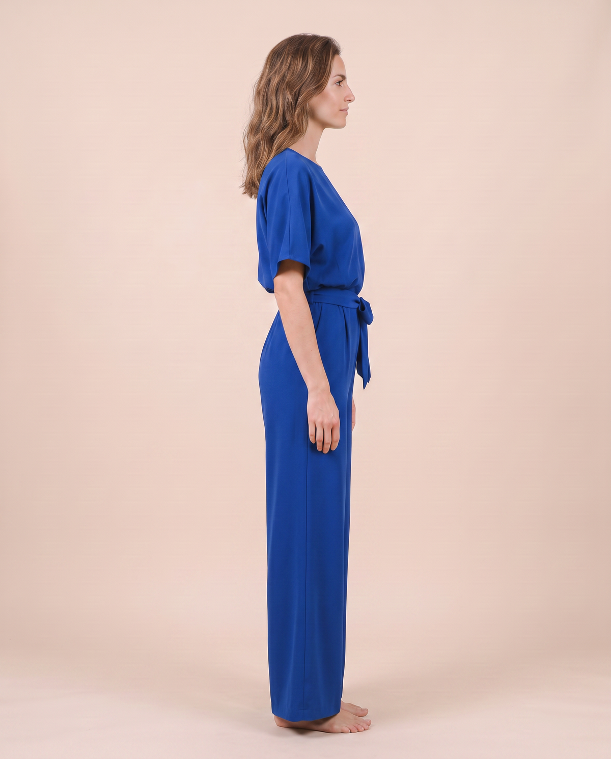 Combinaison pantalon large bleue, vue de profil