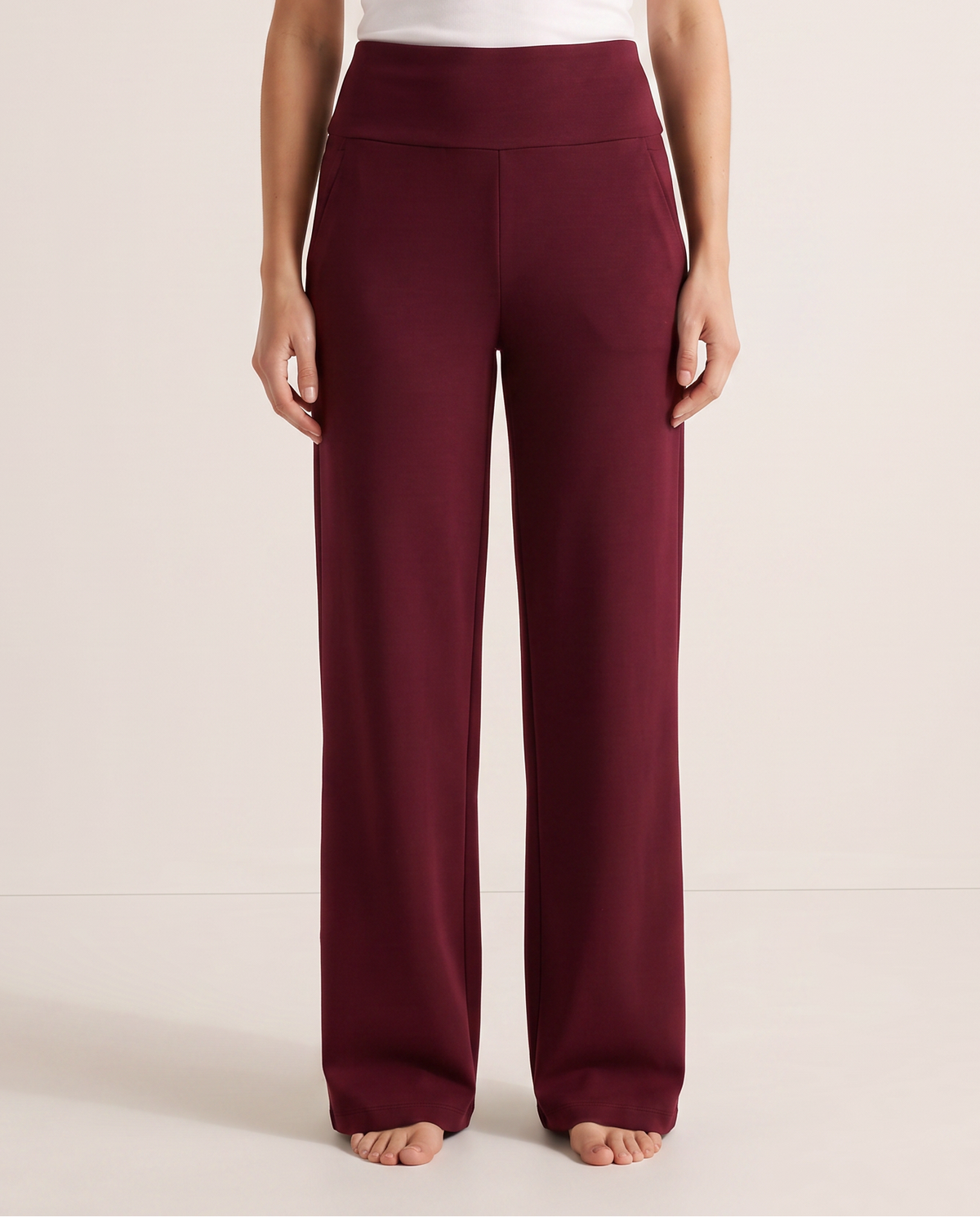 Pantalon taille haute à jambe large rouge, vue de face