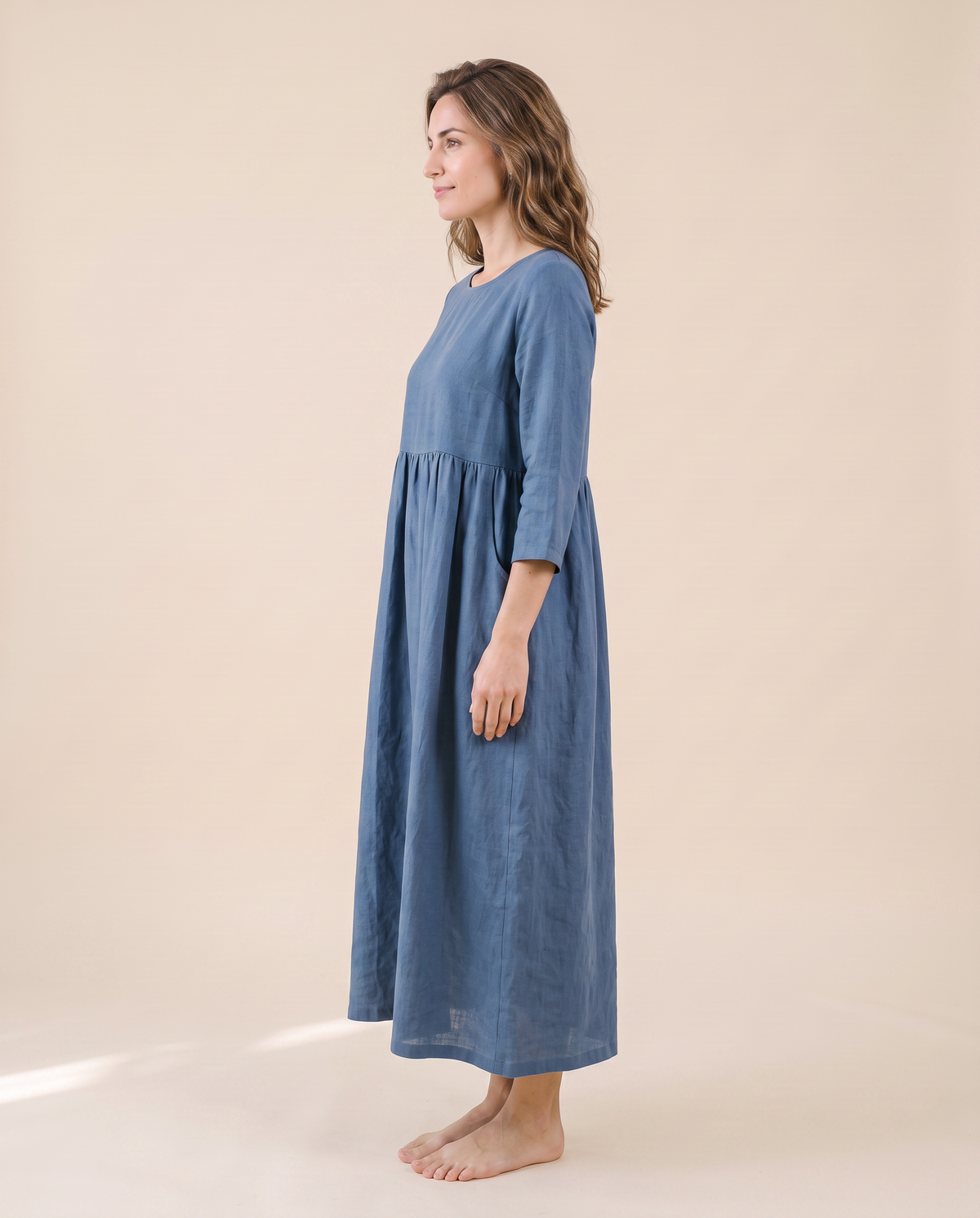 Robe longue en lin bleu marine, vue de profil