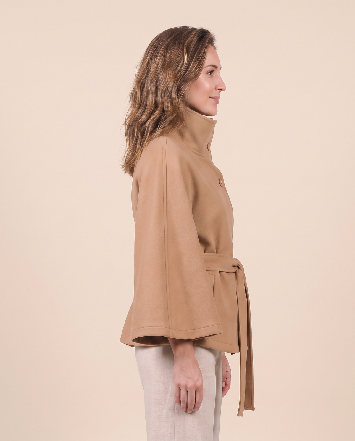 Manteau cape pour femme VELENTI MODA à col haut, coupe cape fluide et ceinture nouée à la taille, vue de profil.