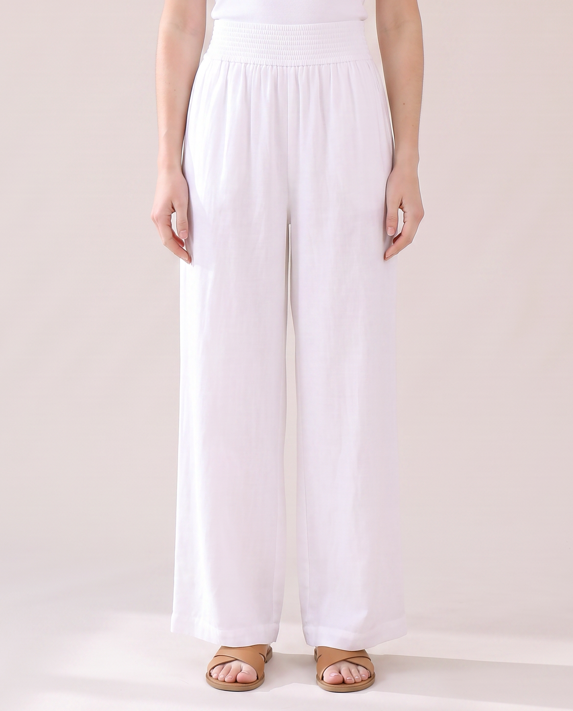 Pantalon large taille haute blanc à taille élastique, vue de face