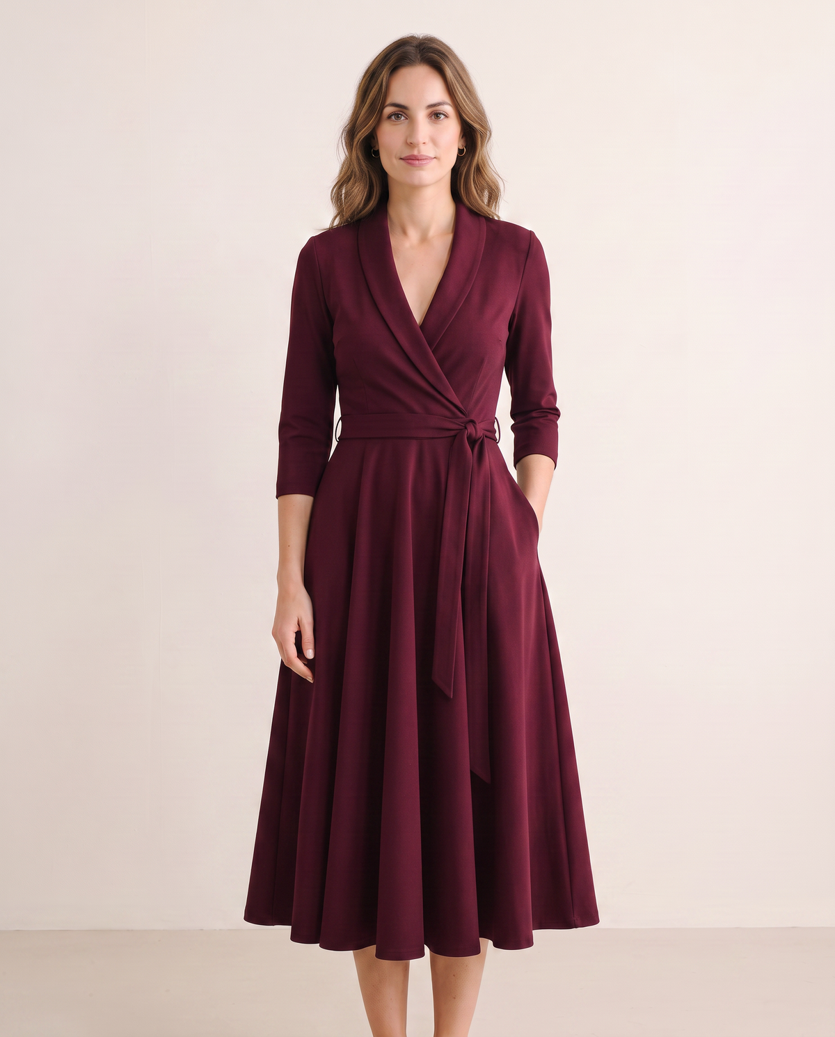 Robe midi cache-cœur bordeaux à col châle et jupe évasée, vue de face