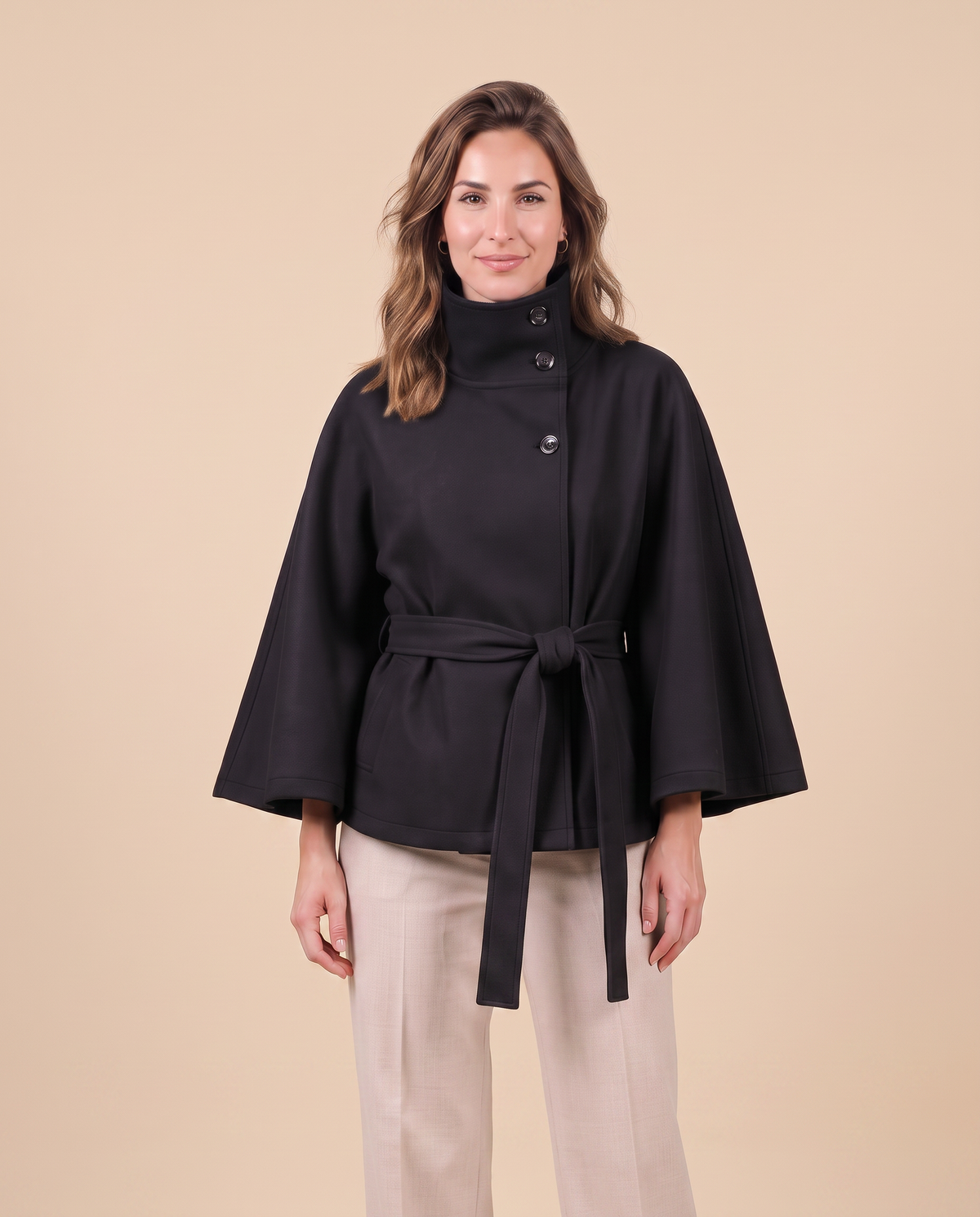 Manteau cape pour femme VELENTI MODA à col haut et ceinture ajustable, vue d'ensemble de la tenue hivernale.