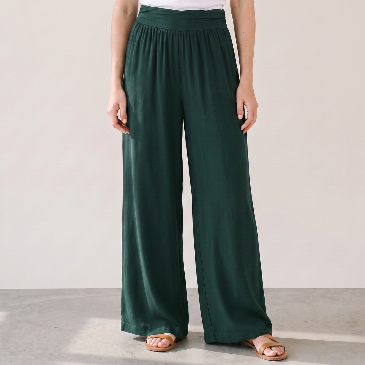 Pantalon large taille haute vert foncé à taille élastique, vue de face