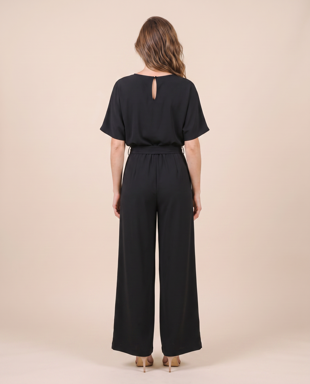 Combinaison pantalon large noire, vue de dos