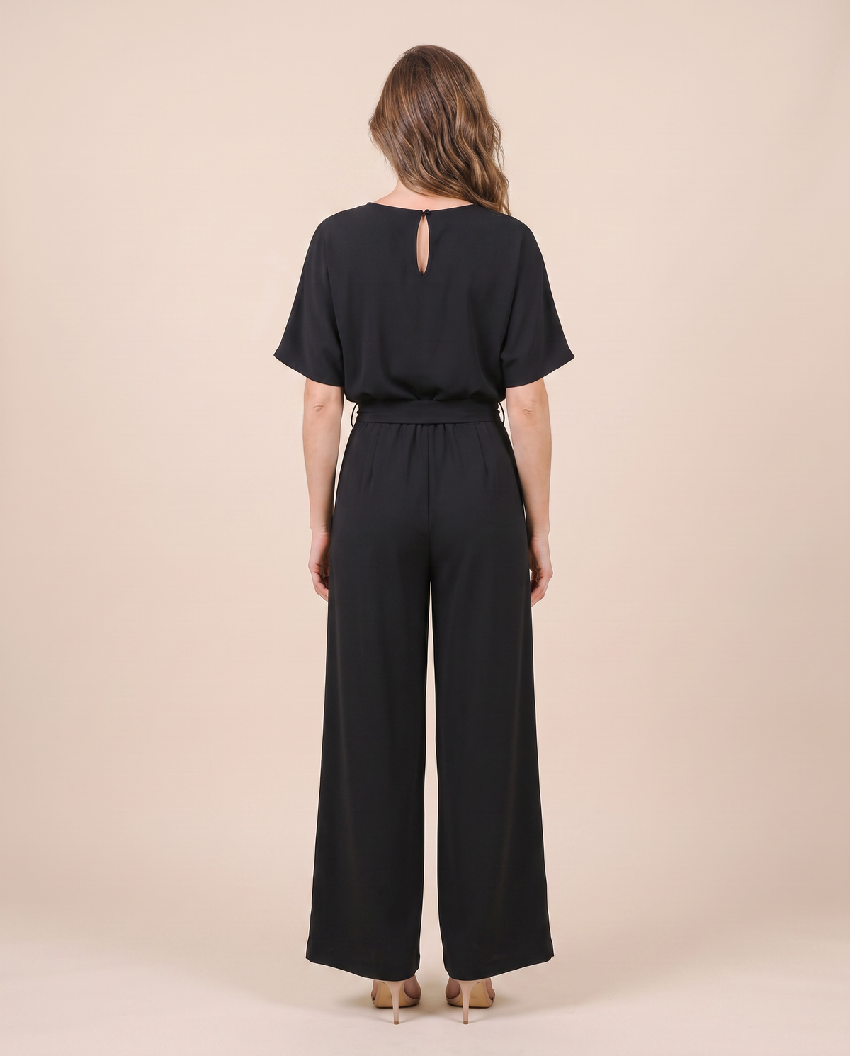 Combinaison pantalon large noire, vue de dos