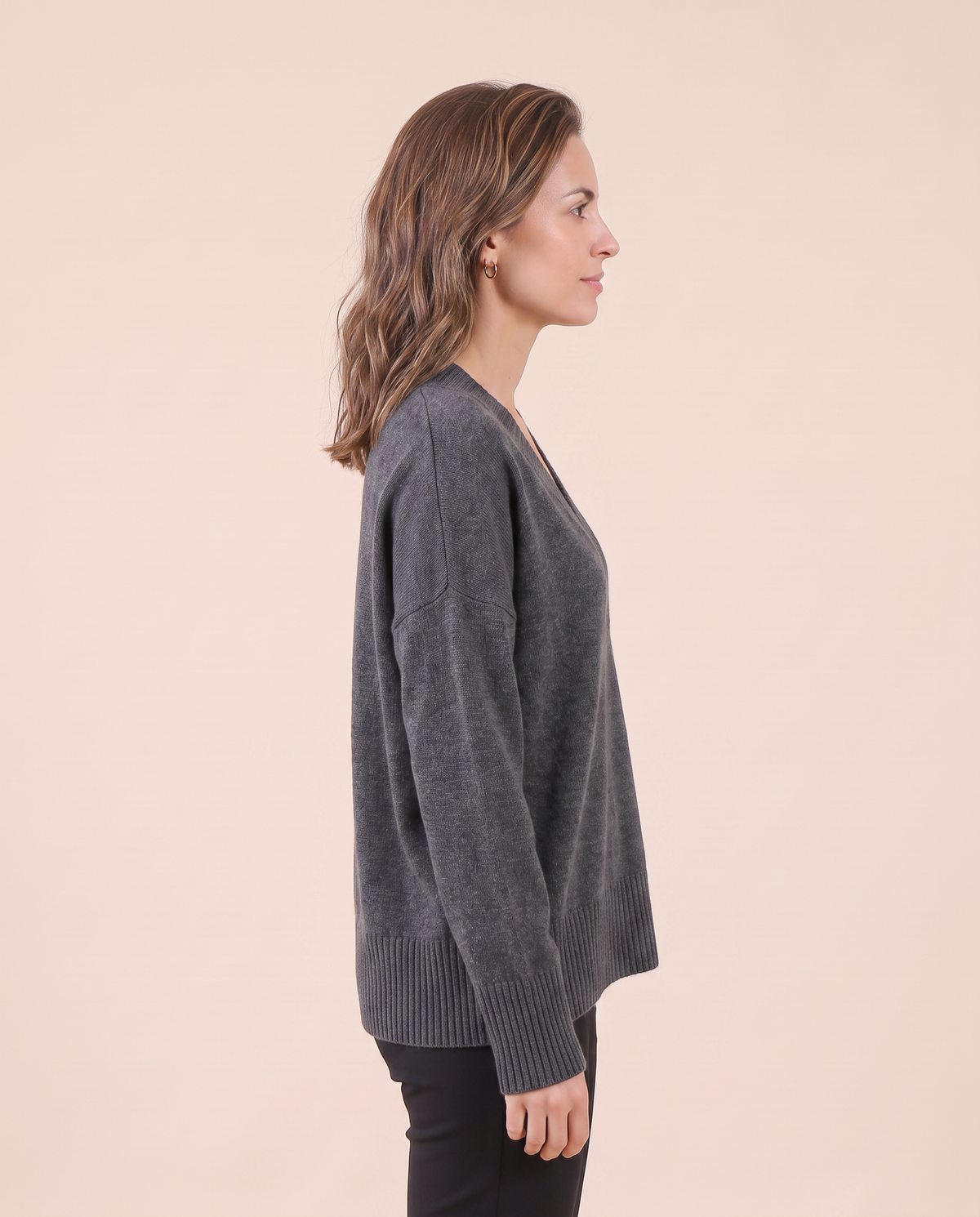 Pull en cachemire pour femme VELENTI MODA à col V et coupe ample, coloris gris foncé, vue de profil.
