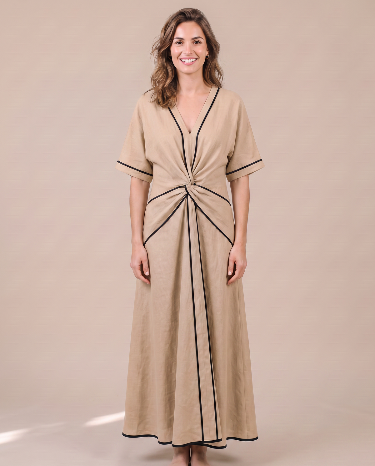 Robe longue d'été fluide à col V et passepoil noir, coloris beige, vue de face
