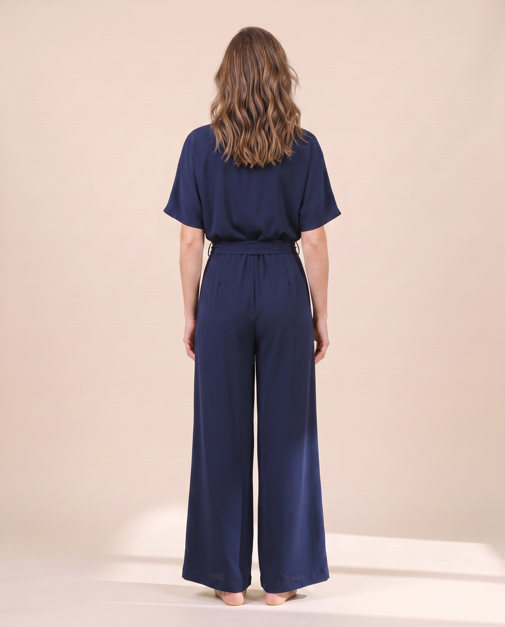 Combinaison pantalon large bleu foncé, vue de dos