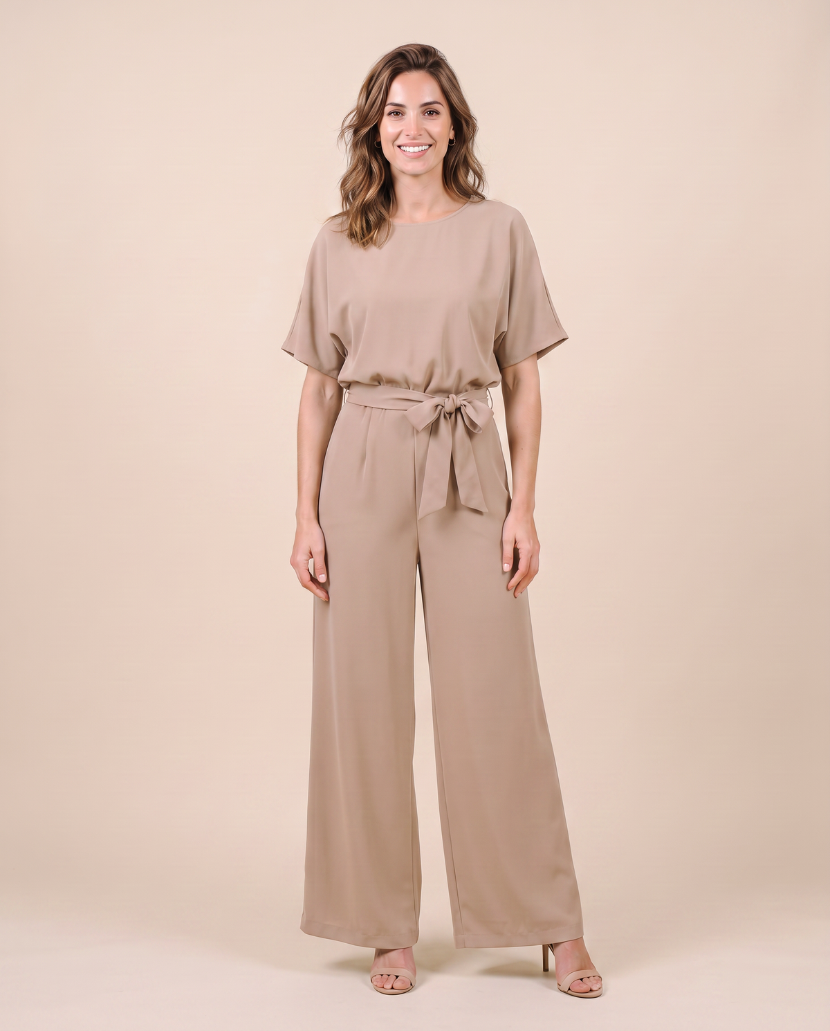 Combinaison pantalon large beige à manches courtes, vue de face